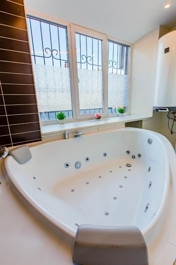 Big Jacuzzi , Sauna , Khreshchatyk Apartments Kiev Dış mekan fotoğraf